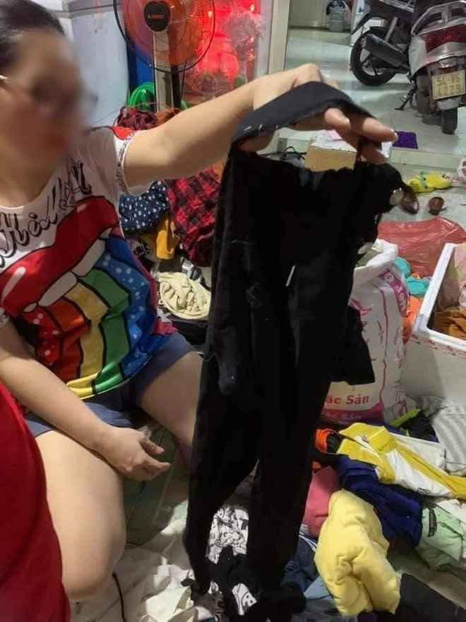 Những hội, nhóm từ thiện phải mất nhiều thời gian để chọn lọc quần áo trước khi gửi đến tay những người dân vùng bị lũ lụt càn quét.