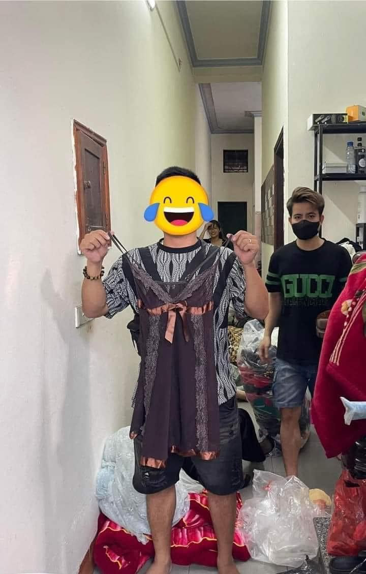 Trước những hình ảnh này, rất đông cộng đồng mạng tỏ thái độ thẳng thắn cho rằng đây không phải là làm từ thiện mà giống như một dịp để... dọn nhà.