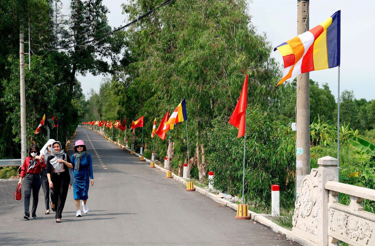 Để chuẩn bị cho đại lễ Vesak 2025, tuyến đường đi vào Học viện Phật giáo Việt Nam TP Hồ Chí Minh (xã Lê Minh Xuân, huyện Bình Chánh) rực rỡ cờ hoa chào mừng.