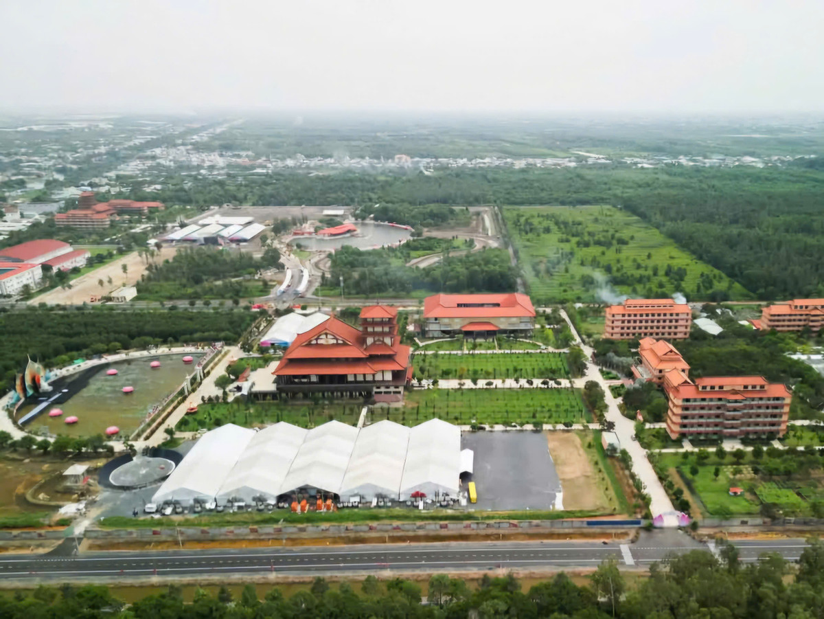 Quang cảnh nhìn từ trên cao của Học viện Phật giáo Việt Nam TP Hồ Chí Minh (xã Lê Minh Xuân, huyện Bình Chánh)