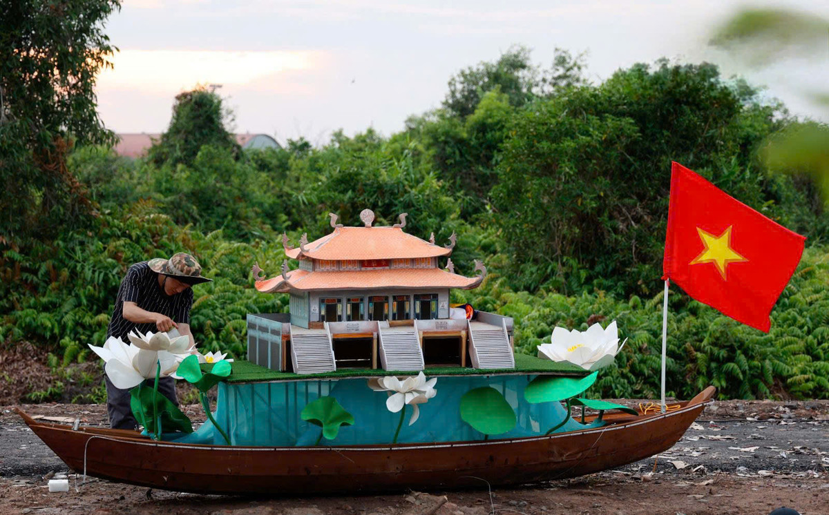 Hướng đi vào nơi tổ chức đại lễ Vesak Liên Hợp Quốc 2025 ở Học viện Phật giáo Việt Nam TP Hồ Chí Minh (xã Lê Minh Xuân, huyện Bình Chánh) được trang trí hàng chục thuyền hoa chào mừng.