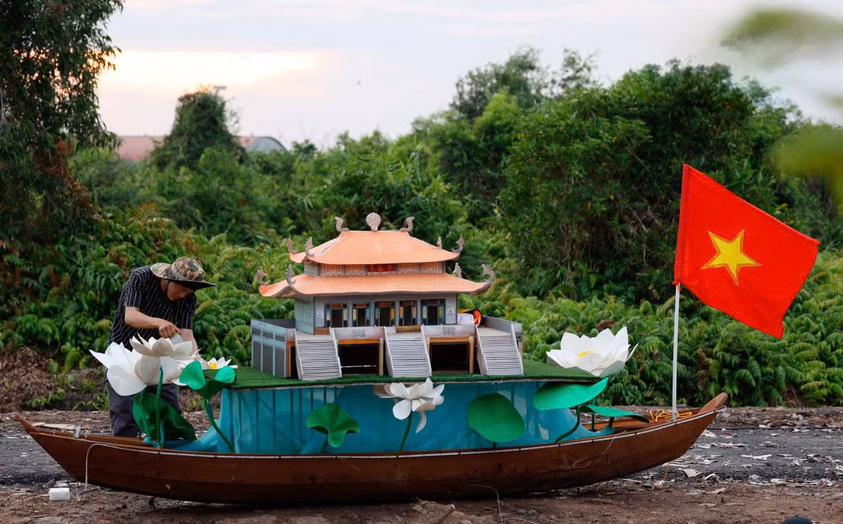 Hướng đi vào nơi tổ chức đại lễ Vesak Liên Hợp Quốc 2025 ở Học viện Phật giáo Việt Nam TP Hồ Chí Minh (xã Lê Minh Xuân, huyện Bình Chánh) được trang trí hàng chục thuyền hoa chào mừng.