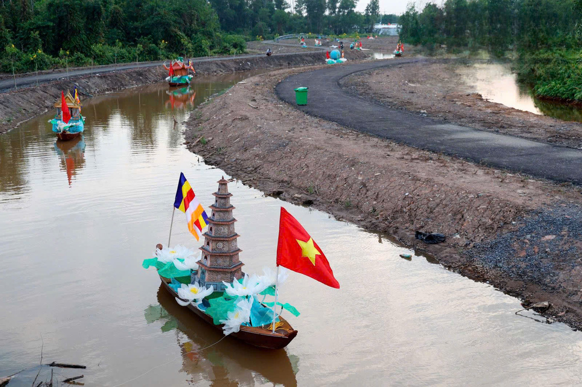 Phật tử trang trí chiếc thuyền với hình tượng ngôi chùa xung quanh hoa sen.