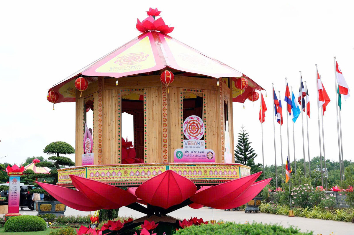 Một công trình biểu tượng phật giáo tại khuôn viên diễn ra đại lễ Vesak Liên Hợp Quốc 2025 ở Học viện Phật giáo Việt Nam TP Hồ Chí Minh (xã Lê Minh Xuân, huyện Bình Chánh).