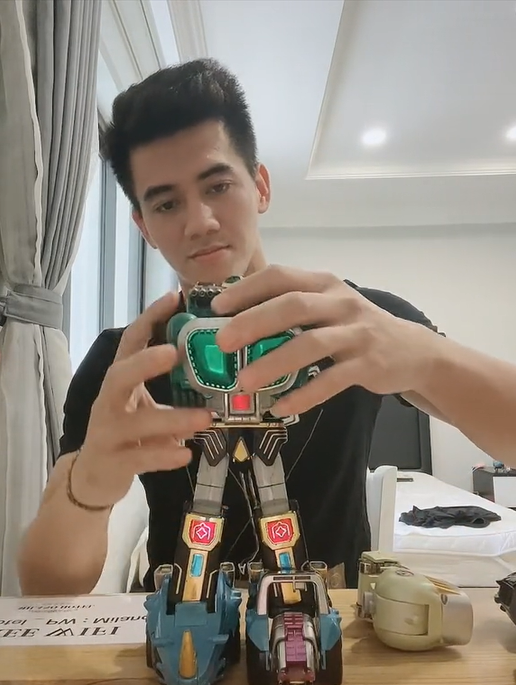 Dù đã 24 tuổi nhưng khi đi cách ly, Tiến Linh vẫn phải mang theo siêu nhân với mô hình.