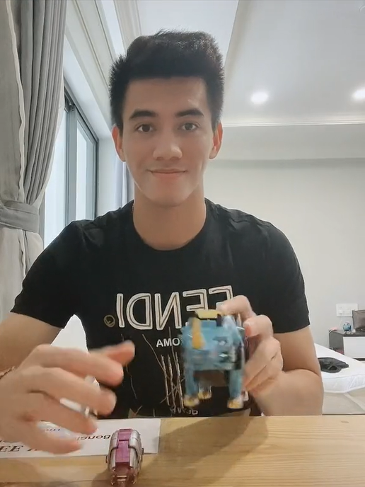 Trong khu cách ly, mỗi cầu thủ đội tuyển Việt Nam đều có cách riêng để làm sao thời gian trôi qua nhanh. Còn với Tiến Linh, chàng tiền đạo lại làm bạn với mô hình.