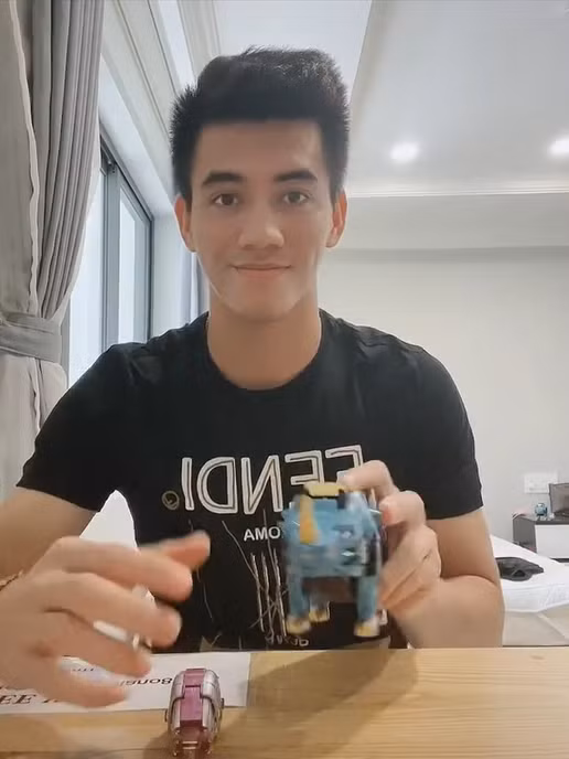 Trong khu cách ly, mỗi cầu thủ đội tuyển Việt Nam đều có cách riêng để làm sao thời gian trôi qua nhanh. Còn với Tiến Linh, chàng tiền đạo lại làm bạn với mô hình.