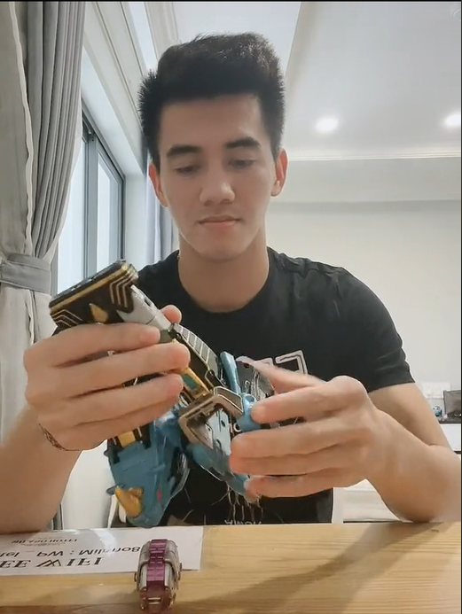 Cụ thể, trong đoạn clip dài hơn 1 phút, Tiến Linh đã thể hiện sự khéo léo của mình trong việc lắp mô hình.