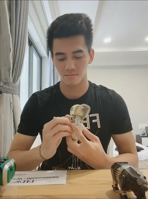 Chỉ sau vài thao tác, Tiến Linh đã hoàn thiện mô hình lắp ghép trong sự ngưỡng mộ của không ít NHM.