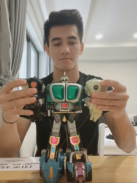 Trước đó, Tiến Linh còn để lộ mặt người bạn thân nhất của anh... dân mạng tò mò tưởng ai hóa ra là một chú mô hình robot.