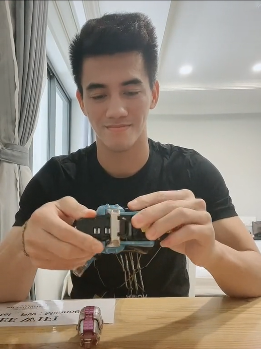 Mới đây, trên kênh TikTok cá nhân, cầu thủ Việt Nam - Nguyễn Tiến Linh đã khoe tài năng lắp giáp mô hình đồ chơi mang theo khi thực hiện cách ly từ UAE trở về.