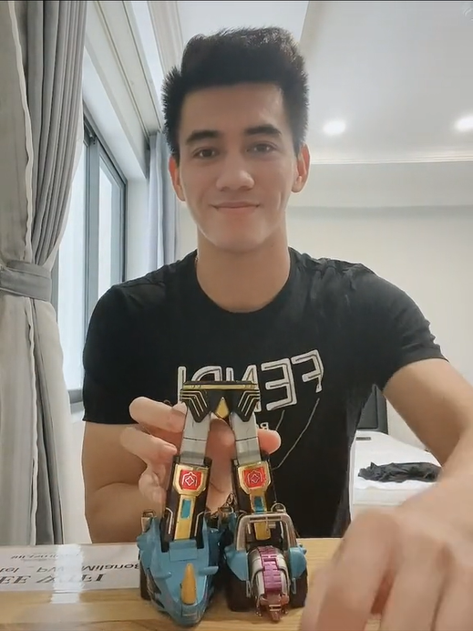 Chàng tiền đạo đội tuyển Việt Nam tỏ ra vô cùng thành thạo qua từng thao tác tay để ghép những chiếc mô hình nhỏ thành một chú robot.