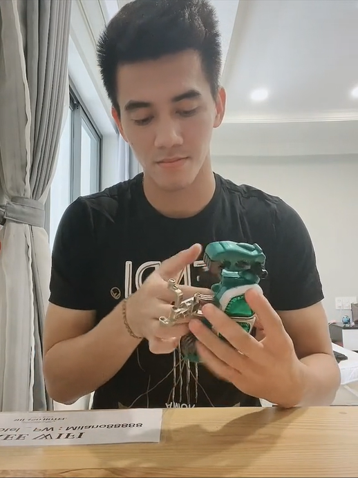 Nhìn ánh mắt chăm chú, đam mê của Tiến Linh, ai cũng phải thừa nhận rằng anh chàng là dân chuyên trong khoản chơi mô hình bên cạnh bản năng ghi bàn của một sát thủ.