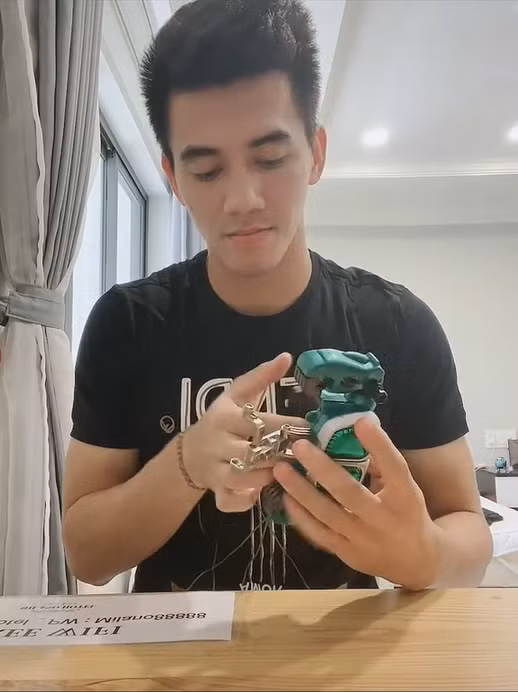 Nhìn ánh mắt chăm chú, đam mê của Tiến Linh, ai cũng phải thừa nhận rằng anh chàng là dân chuyên trong khoản chơi mô hình bên cạnh bản năng ghi bàn của một sát thủ.