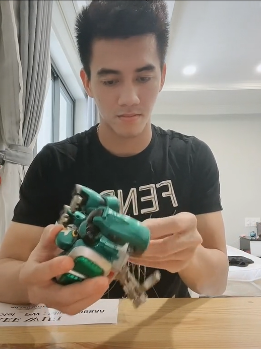 Thậm chí, có một fan nữ còn để lại bình luận dưới clip chơi mô hình của Tiến Linh rằng: "Anh chàng chuẩn với câu nói "sát thủ có gương mặt trẻ thơ" khi trên sân anh là vua vòng cấm khi ghi không ít bàn thắng vào lưới đối thủ. Còn khi rời sân bóng, anh lại trở về với sở thích như một đứa trẻ là chơi lắp ghép mô hình".