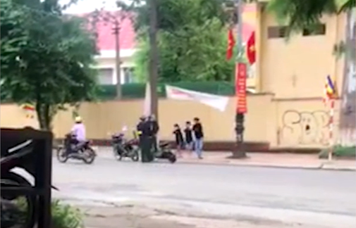 Mới đây trên MXH, đoạn clip ghi lại cảnh 3 em học sinh đi xe đạp điện vi phạm luật giao thông bị Cảnh sát cơ động đưa ra hình phạt cực bá đạo.