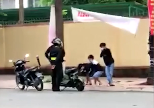 Chị Lê Kim Khánh, người quay và đăng tải đoạn clip trên cho biết, 3 học sinh không đội mũ bảo hiểm ngồi trên một xe đạp điện bị 2 chiến sĩ Cảnh sát cơ động đang tuần tra phát hiện và yêu cầu dừng xe kiểm tra.