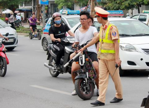 Điển hình như việc điều khiển phương tiện khi tham gia giao thông, nhiều học sinh không đội mũ bảo hiểm...