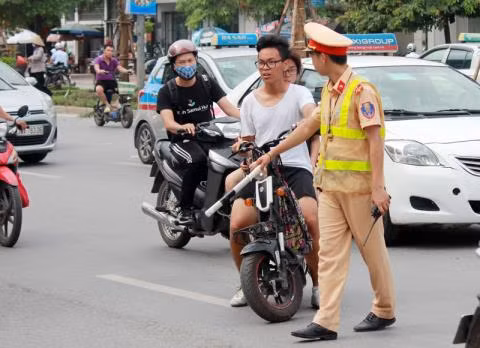 Điển hình như việc điều khiển phương tiện khi tham gia giao thông, nhiều học sinh không đội mũ bảo hiểm...