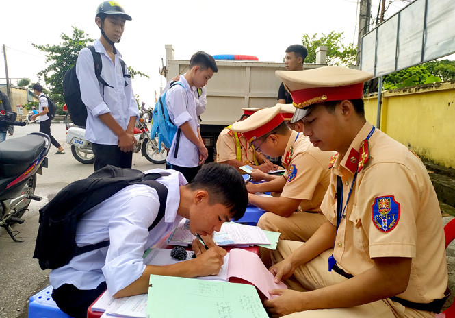 Quay trở lại với việc học sinh vi phạm giao thông. Dù được tuyên truyền rất rõ ràng trong môi trường sư phạm nhưng không ít các bạn trẻ lại cố tình không chấp hành.