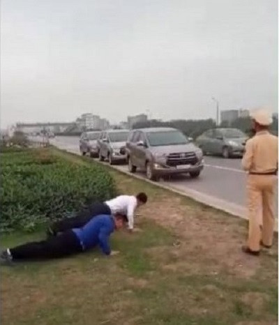 Điển hình như cách đây chưa lâu, đoạn clip người tham gia giao thông vi phạm bị phạt chống đẩy đã thu hút sự chú ý.