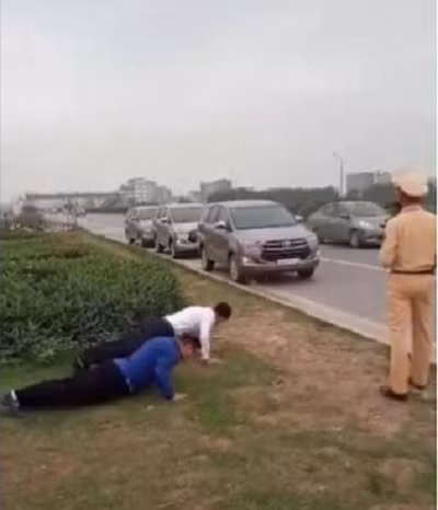 Điển hình như cách đây chưa lâu, đoạn clip người tham gia giao thông vi phạm bị phạt chống đẩy đã thu hút sự chú ý.