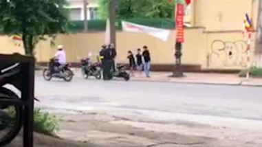 Sau khi đoạn clip được đăng tải lên MXH đã nhận được nhiều bình luận, chia sẻ về hình thức xử phạt đối với 3 học sinh nói trên.