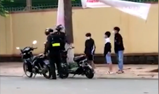 Hình phạt dành cho các học sinh vi phạm luật giao thông trong đoạn clip thu hút sự chú ý của người qua đường.