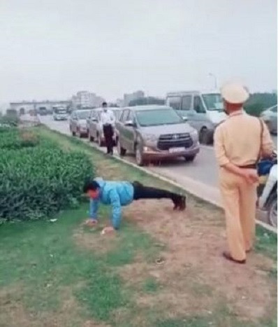 Trước đó tại Việt Nam, từng chứng kiến các trường hợp người tham gia giao thông nhận hình phạt khá bá đạo từ lực lượng công an.