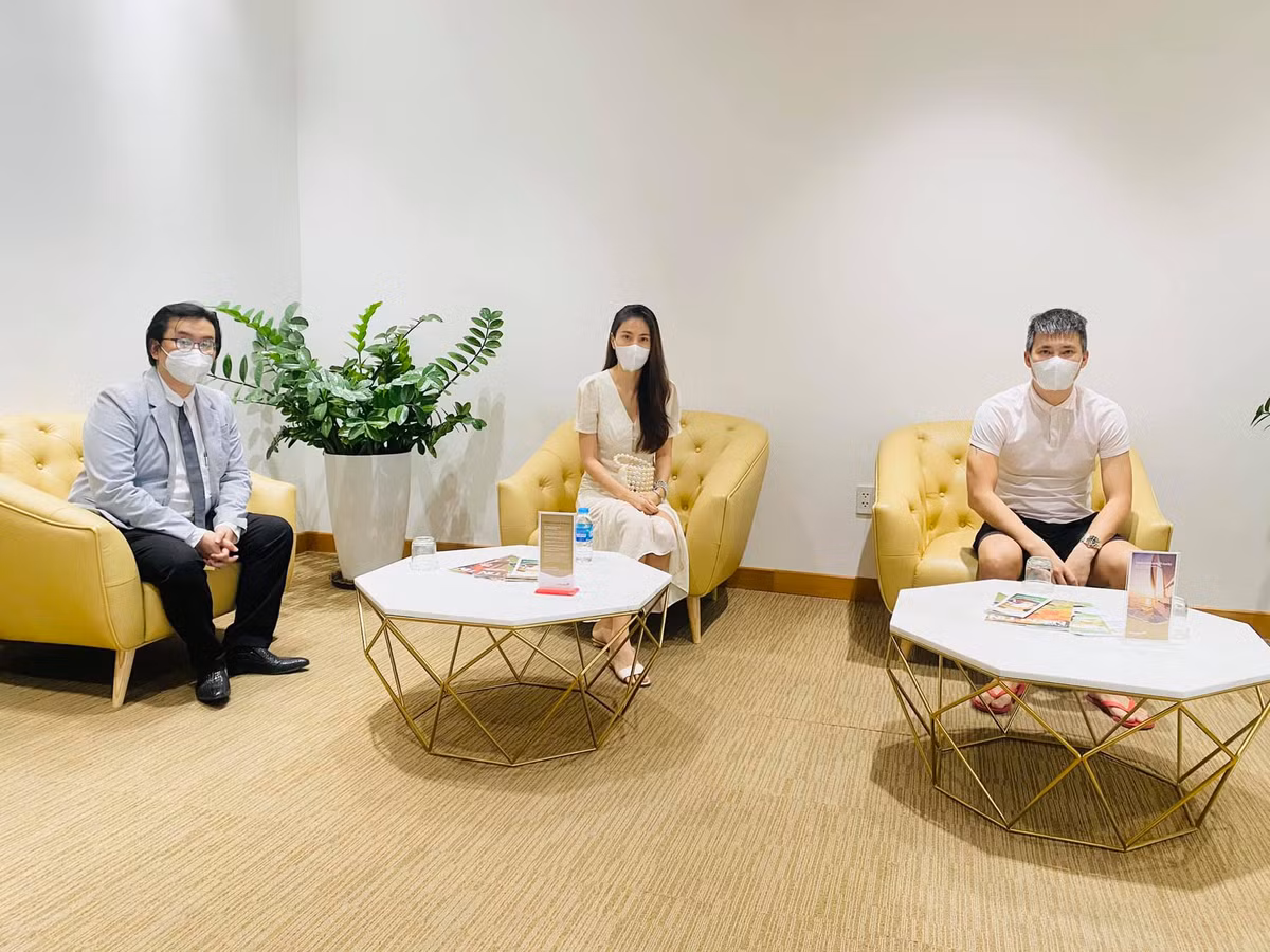 Sau khi nhận được sao kê của ngân hàng, vợ chồng Công Vinh - Thủy Tiên chia thành 3 giai đoạn. Giai đoạn 1 từ ngày 8/10/2020 đến 12/10/2020 (trước khi kêu gọi từ thiện 5 ngày). Số tiền giai đoạn 1 là 272 triệu. Đây là tiền cá nhân của Thủy Tiên.