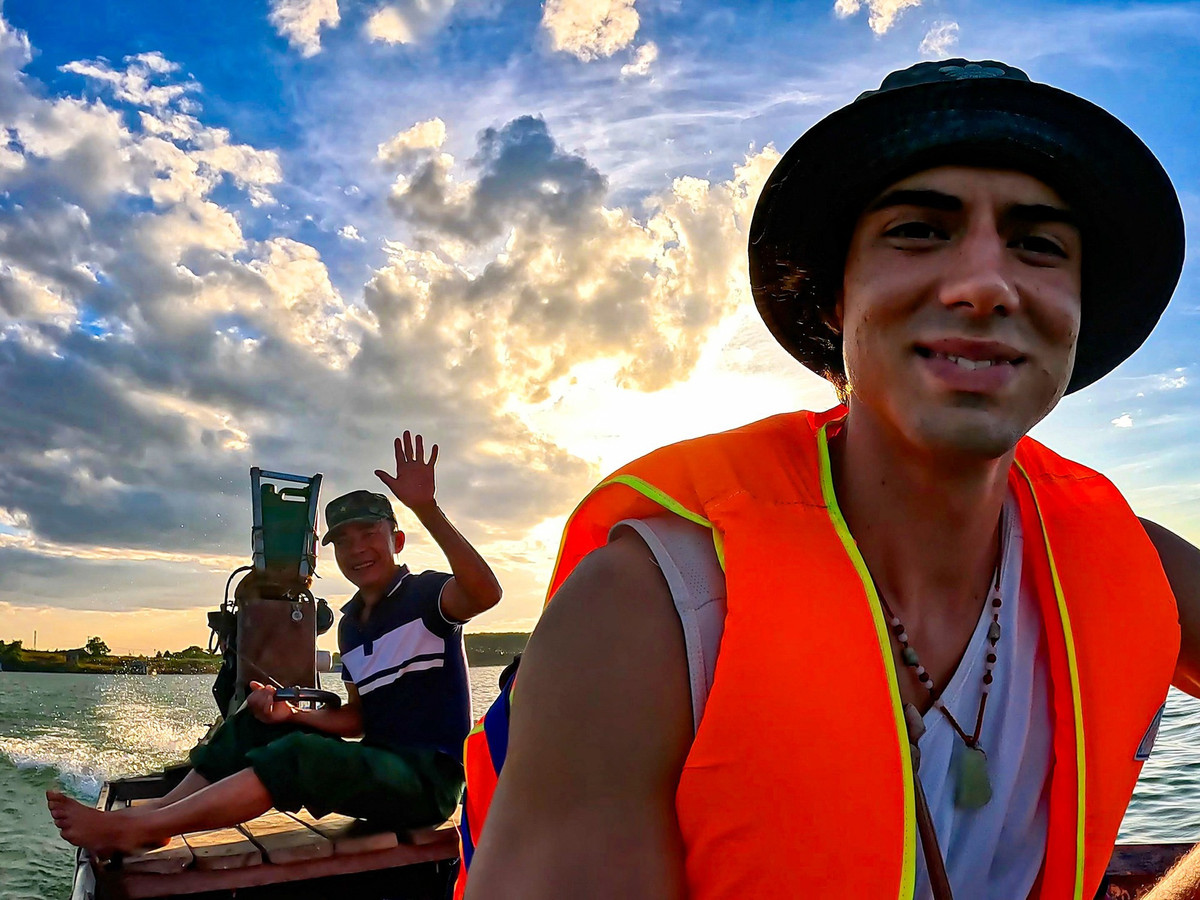 Bisko từng được mọi người biết đến với hành trình đi bộ xuyên Việt. Cả hành trình của anh chàng này chỉ vẻn vẹn chiếc balo nhỏ, đi đến đâu lại xin ăn cơm và ngủ nhờ nhà dân đến đó. Trong suốt hành trình của mình, anh chàng kiếm tiền bằng việc chơi đàn ghita tại các khu chợ.