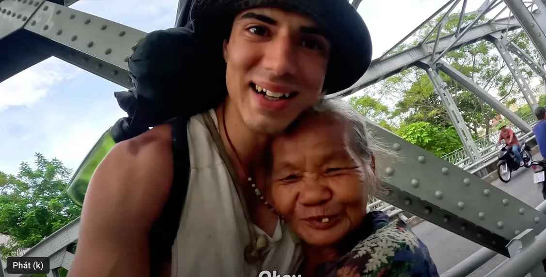 Chính vì vậy mà ngay khi biết tin người dân miền Bắc chịu ảnh hưởng của bão lũ, Bisko đã lập tức bay ra, thuê xe máy và lên đường thẳng tiến đến Tuyên Quang để góp sức mình giúp đỡ bà con.