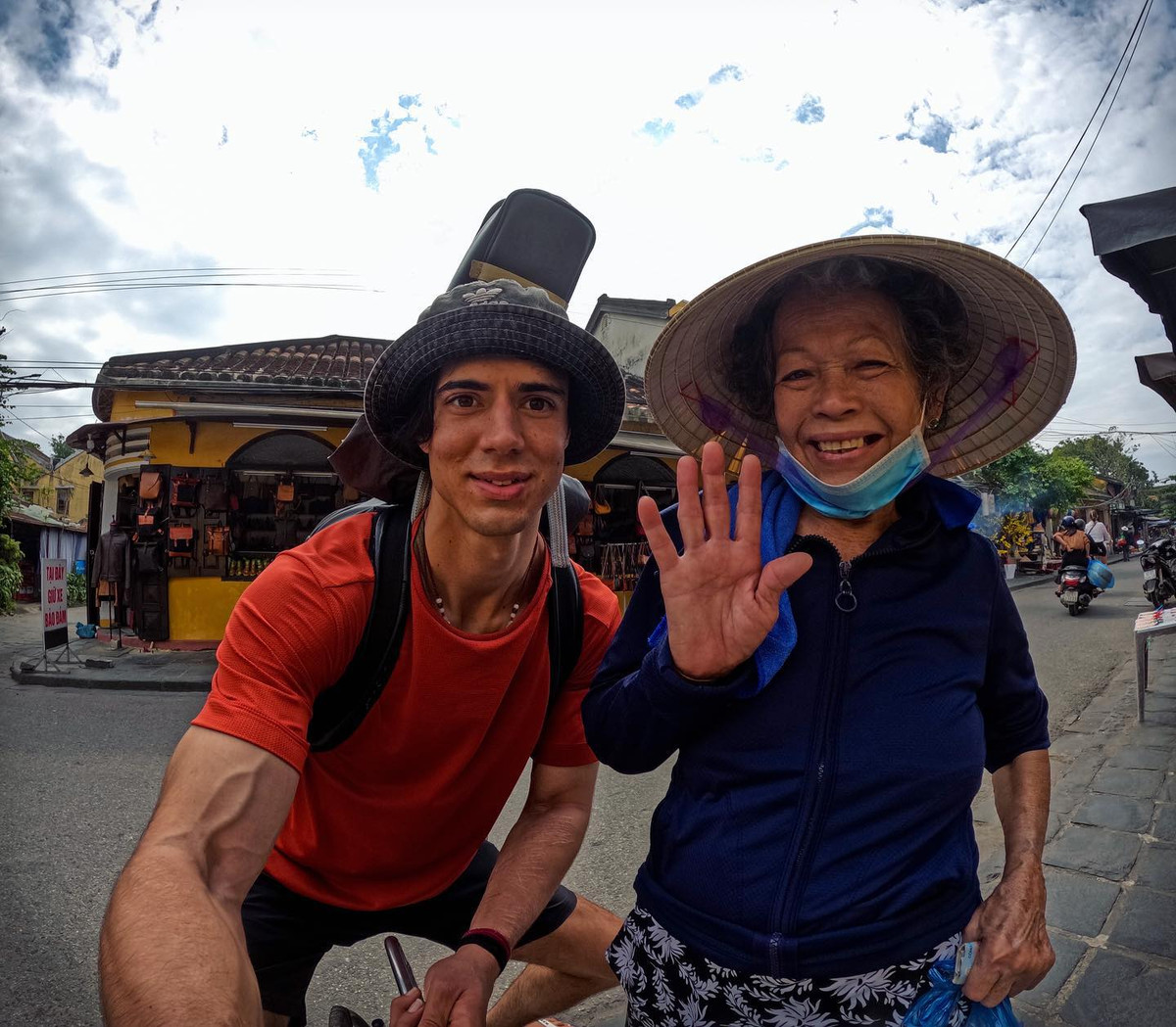 Bisko tên thật là Robin Van Wyk đến từ Nam Phi, anh chàng sở hữu kênh TikTok với 108 nghìn người theo dõi và hơn 1,2 triệu lượt yêu thích.