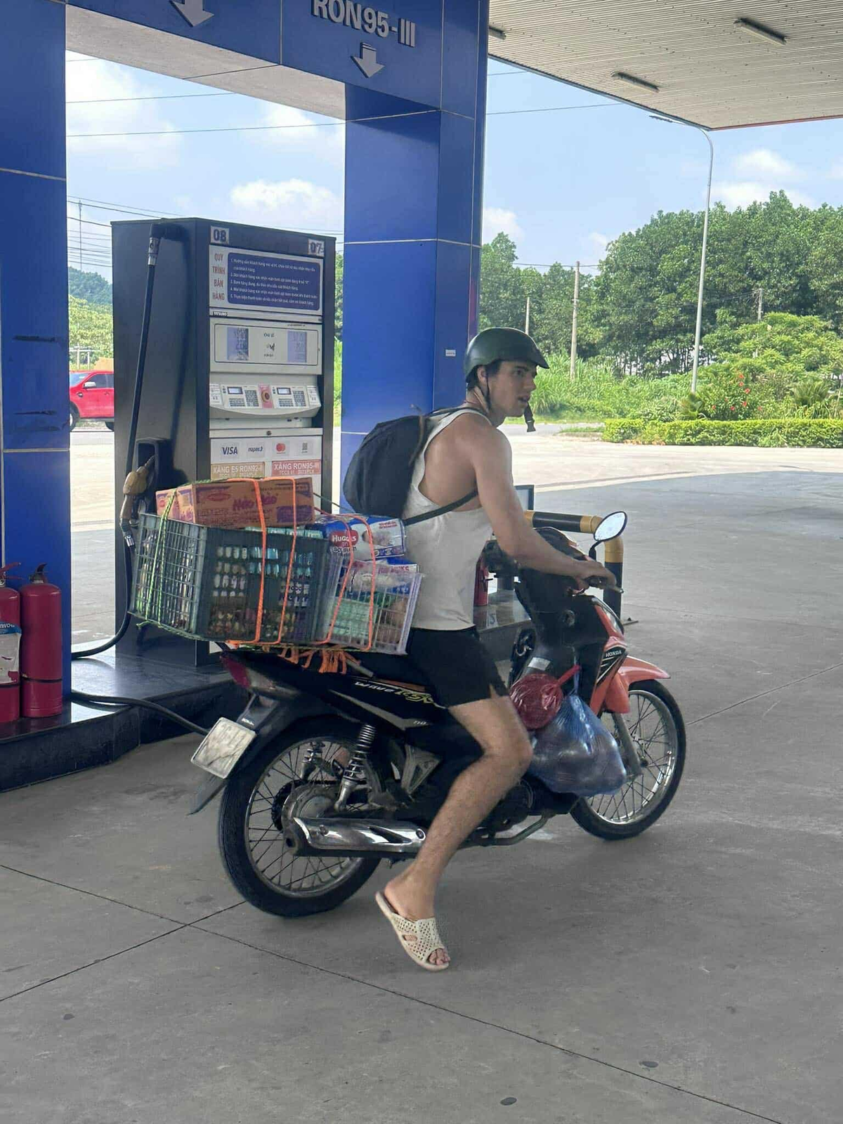 "Hỏi ra mới biết là anh chàng này đi từ thiện vùng bão lũ trên Tuyên Quang. Anh đang sinh sống tại Đà Nẵng mà nghe tin bão lũ nên anh bay ra ngoài này ngay. Mua nhu yếu phẩm, thuê xe máy để mang lên cho bà con Tuyên Quang" - một nhân viên cây xăng đã chia sẻ và ghi lại hình ảnh đẹp này của chàng trai Tây.