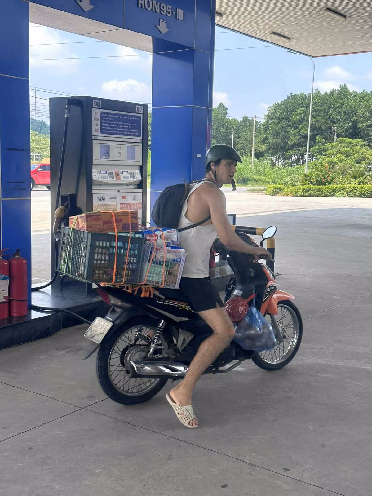 "Hỏi ra mới biết là anh chàng này đi từ thiện vùng bão lũ trên Tuyên Quang. Anh đang sinh sống tại Đà Nẵng mà nghe tin bão lũ nên anh bay ra ngoài này ngay. Mua nhu yếu phẩm, thuê xe máy để mang lên cho bà con Tuyên Quang" - một nhân viên cây xăng đã chia sẻ và ghi lại hình ảnh đẹp này của chàng trai Tây.