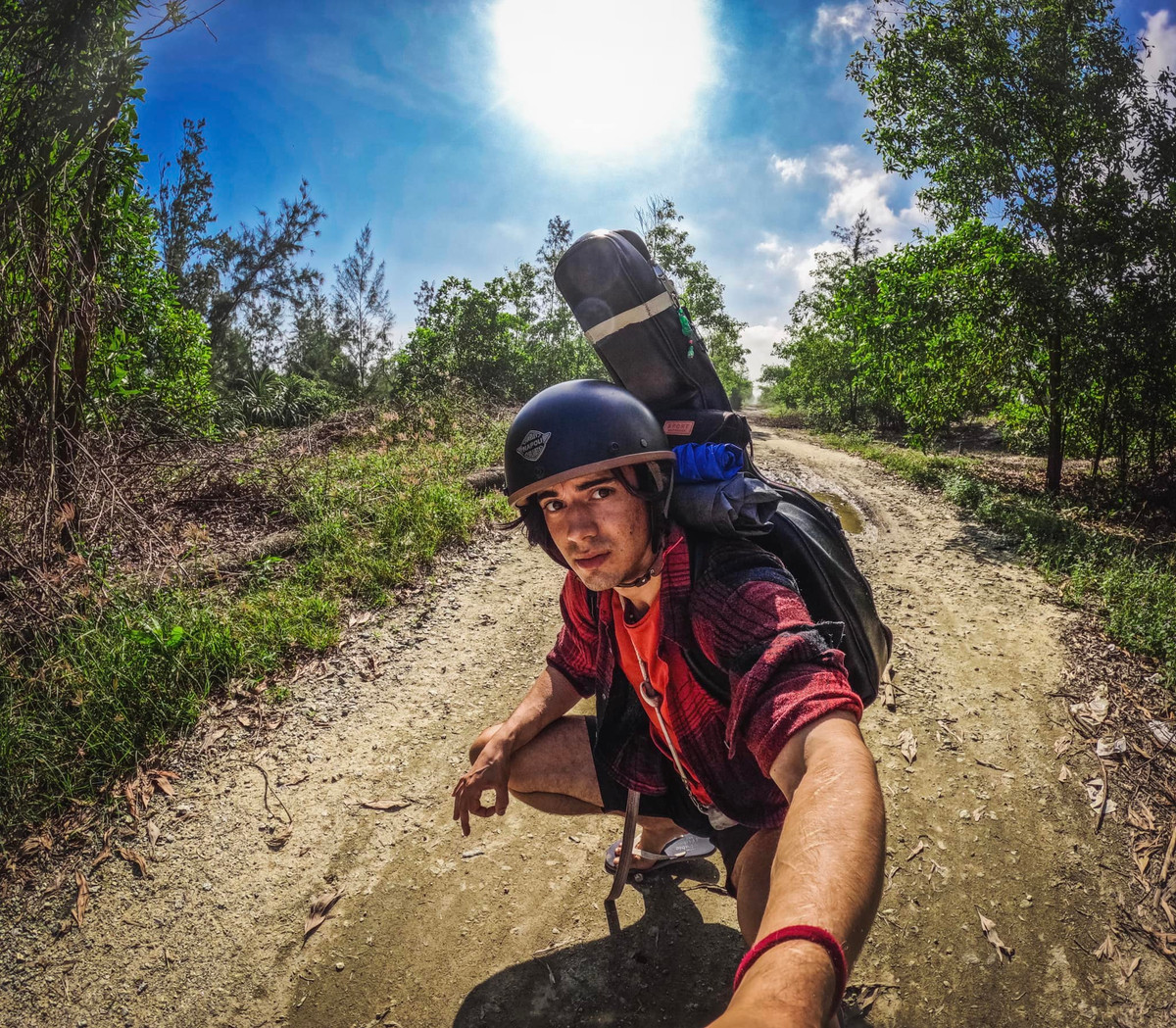 Hóa ra chàng trai "Tây balo" này lại chẳng đâu xa lạ. Chính là Bisko - chàng trai Nam Phi ăn trứng luộc, đi bộ khắp Việt Nam. Thậm chí đi đến đâu anh chàng lại "nhận vợ" đến đấy nên dân tình mới đùa nhau là "anh Tây nhiều vợ nhất Việt Nam".