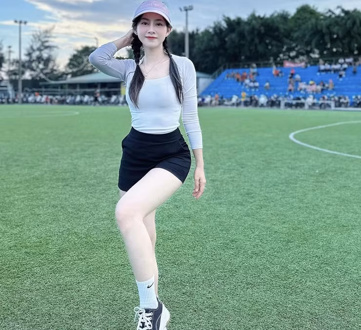 Nếu như trước đây, Yến Xôi thường xuyên xuất hiện với những trang phục gợi cảm như bikini hay váy cắt xẻ thì gần đây người đẹp này có phần tiết chế hơn trong cách ăn mặc.