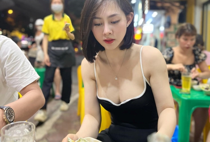 Yến Xôi hướng đến những kiểu trang phục trẻ trung, thanh lịch. Thỉnh thoảng khi xuất hiện trong các sự kiện, hoặc chụp ảnh, cô nàng mới diện những chiếc váy ngắn có khoảng hở nhẹ nhàng làm tôn lên nét đẹp quyến rũ của hình thể.