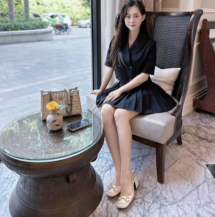 Body thanh mảnh cùng làn da trắng mịn cũng giúp người đẹp này trông thu hút hơn.