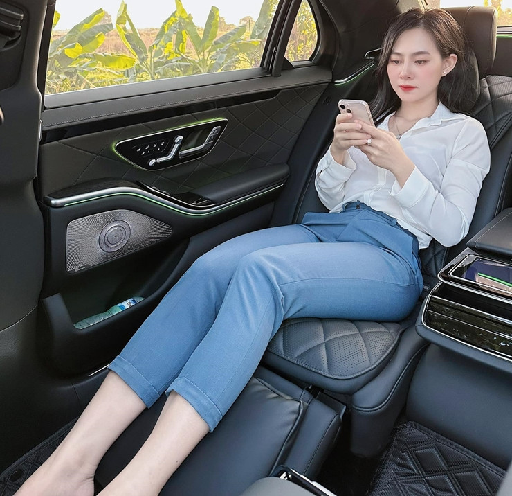 "Xinh như cô gái 18 nào đó luôn", "Mẹ 2 con mà trẻ thế này em ơi", "Mặc như này đẹp đúng kiểu ngọt ngào, trong veo luôn đó", "Xinh thì mặc gì cũng xinh nhỉ",... là những bình luận của dân mạng.