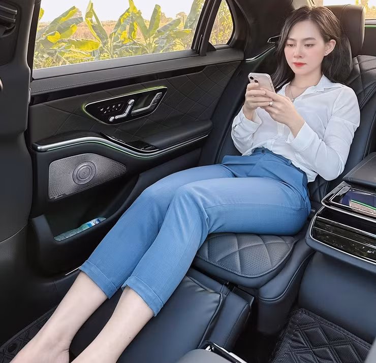 "Xinh như cô gái 18 nào đó luôn", "Mẹ 2 con mà trẻ thế này em ơi", "Mặc như này đẹp đúng kiểu ngọt ngào, trong veo luôn đó", "Xinh thì mặc gì cũng xinh nhỉ",... là những bình luận của dân mạng.