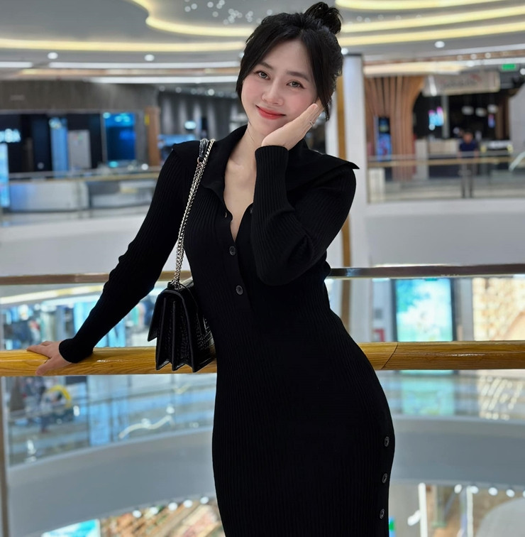 Bà mẹ 2 con được khen ngợi trẻ trung như cô gái tuổi đôi mươi khi diện áo hai dây bản to và quần short. Trang phục đời thường đơn giản với tông màu trắng, hồng mang lại cảm giác tươi mới, mát mẻ trong mùa hè.