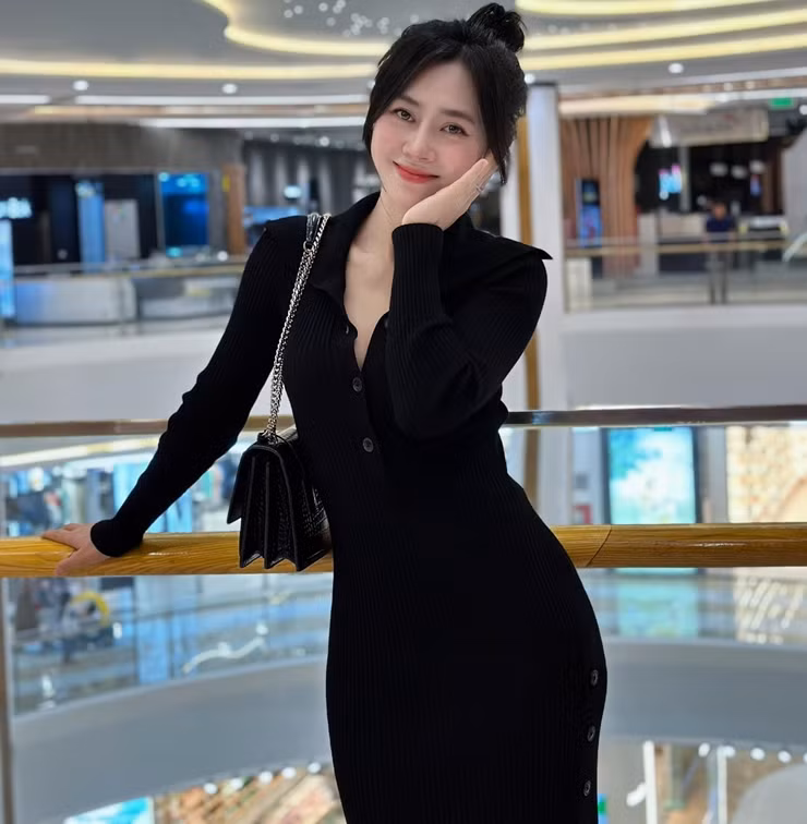 Bà mẹ 2 con được khen ngợi trẻ trung như cô gái tuổi đôi mươi khi diện áo hai dây bản to và quần short. Trang phục đời thường đơn giản với tông màu trắng, hồng mang lại cảm giác tươi mới, mát mẻ trong mùa hè.