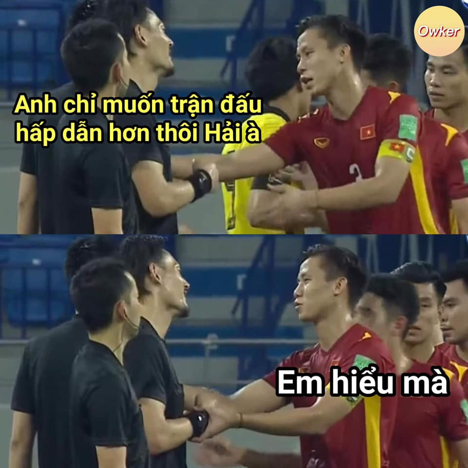 Cuối trận đấu, trọng tài Sato có màn lý giải cho việc thổi 2 quả penalty chia đều cho đội tuyển Việt Nam và Malaysia.