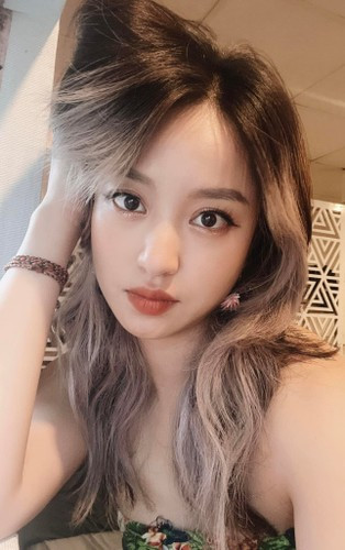 "Tự nhiên thấy mấy hôm nay thấy nhìu followers biết ngay có biến. Bệnh tình như nào kể tao nghe xem có sốc không nào!? Cái bọn giật tít câu view ngu thật sự, định trù ẻo hả! Tao đang khoẻ như vâm, vui tươi, khoẻ mạnh, tự nhiên làm bao người vào thương cảm vì bệnh tật, lấy chồng nghèo, cuộc sống khó khăn, nhan sắc phai tàn,...", Mi Vân bức xúc viết.