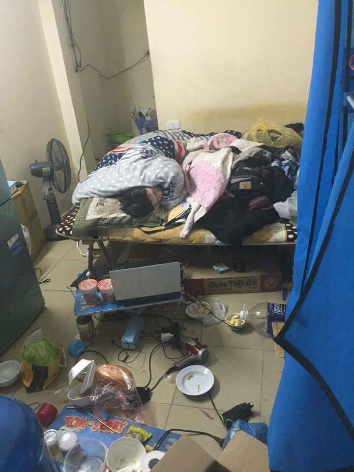 Sống 1 bãi rác như này mà nhiều bạn trẻ vẫn chấp nhận. Không chỉ mất hình tượng bản thân mà ngay cả sức khỏe cũng bị ảnh hưởng ít nhiều bởi thói quen bừa bộn, bẩn thỉu này.