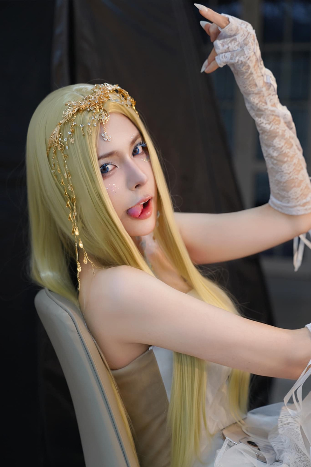 Điển hình như chuyện Trần Bích Hạnh bị "người lạ" cho rằng chỉ biết ăn chơi, tiêu tiền của gia đình. Thông tin này khiến người đẹp bức xúc, soạn tâm sự dài để bày tỏ.