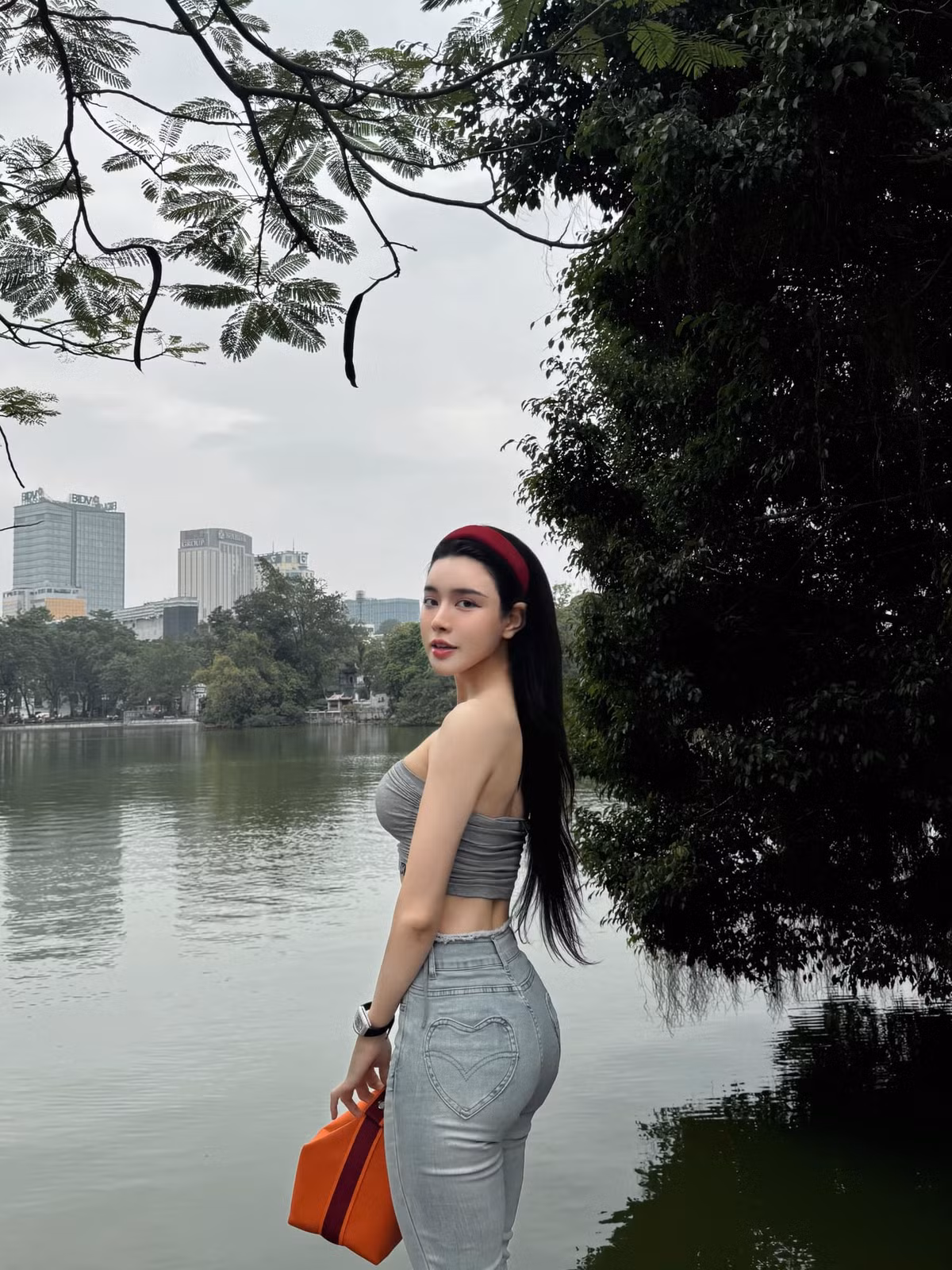 Chưa hết, Bích Hạnh khẳng định, bản thân cô không "thiếu thốn" mà "phấn đấu là thói quen"; "Nếu giờ không được lao động, mình không chịu được. Quan điểm của mình là của cải làm ra bằng chính 2 bàn tay và khối não sẽ bền chắc, có giá trị hơn tất cả"