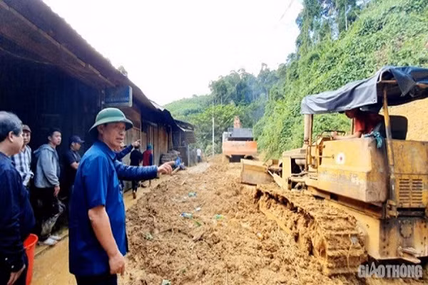 Chu tich xa Tra Leng ke phut kinh hoang ca ngoi lang bi san phang