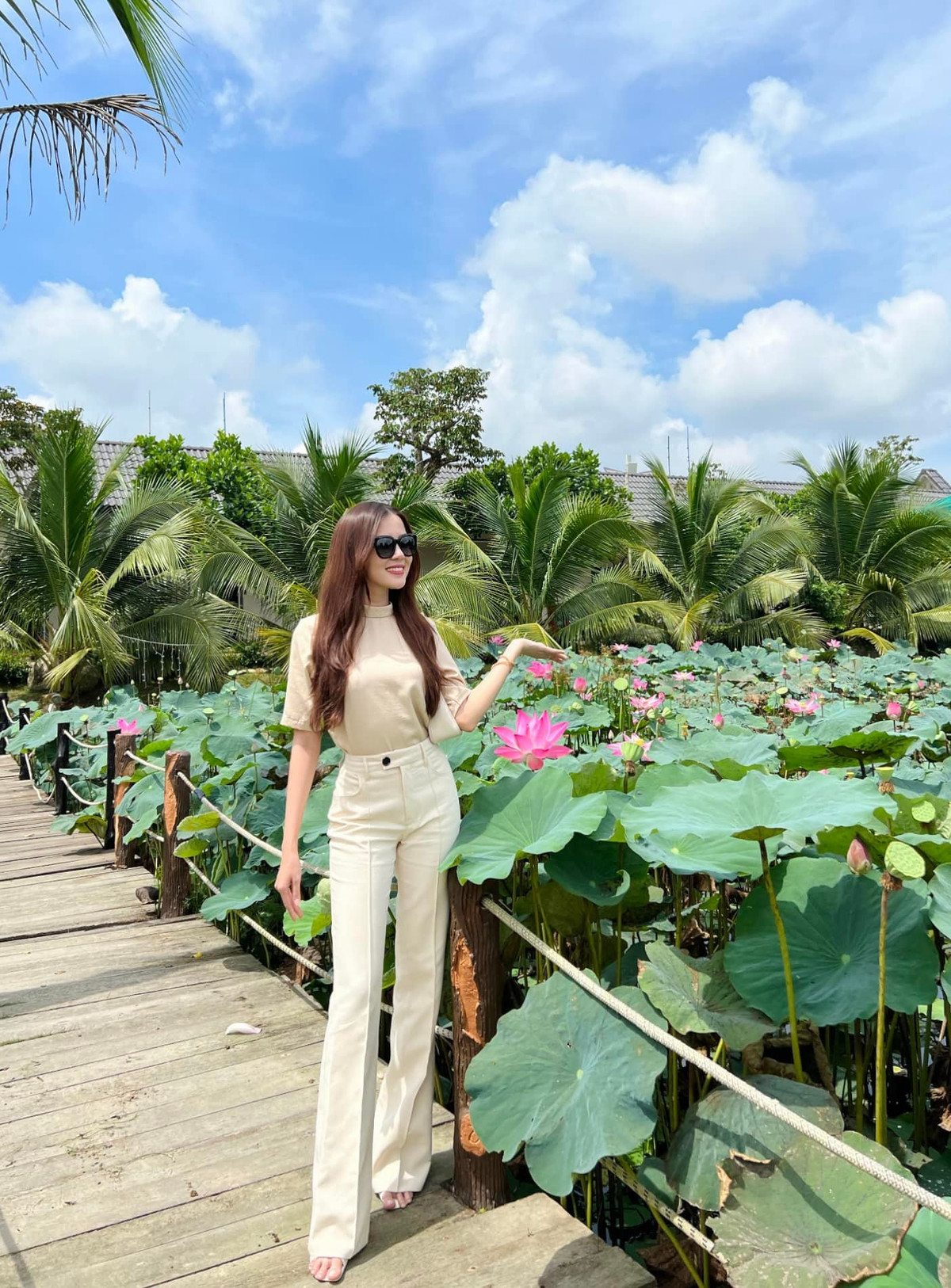 Sự gợi cảm của cô được thể hiện chừng mực vì thế mà chưa khi nào Thuý Vi bị nhận xét hay gặp sự cố về trang phục.